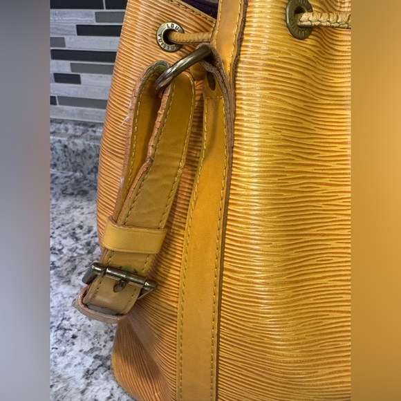 GUC✨LOUIS VUITTON BUNDLE Handbag & Wallet Epi Petit Noe CALLOUTS IN PHOTOS - Picture 4 of 16